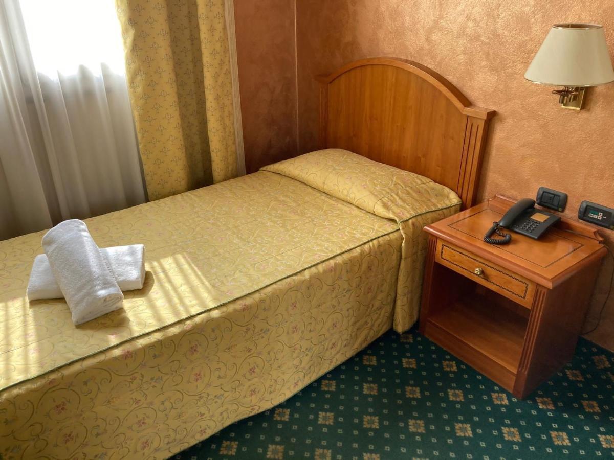 Hotel Visconti Melzo Esterno foto