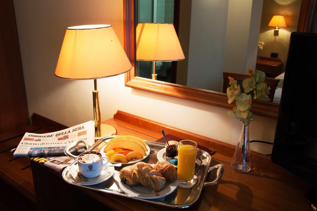 Hotel Visconti Melzo Esterno foto