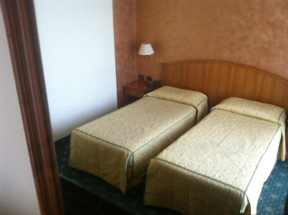 Hotel Visconti Melzo Esterno foto