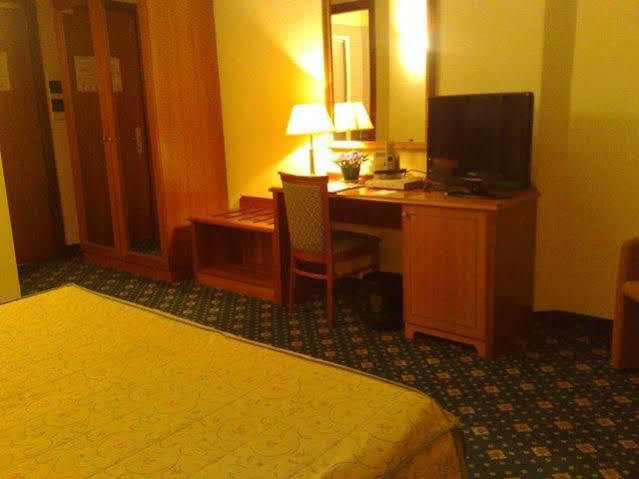 Hotel Visconti Melzo Esterno foto
